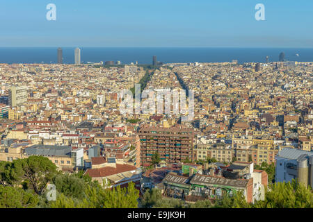 Barcellona dal giorno visto da Parc Güell includono la Sagrada Familia, la Torre Agbar, scyscrapers, la rambla e altri Foto Stock