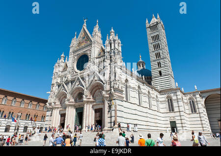 Cattedrale di Siena, Cattedrale di Santa Maria Assunta, rivestiti in marmo bianco e nero, il centro storico di Siena, Toscana, Italia Foto Stock