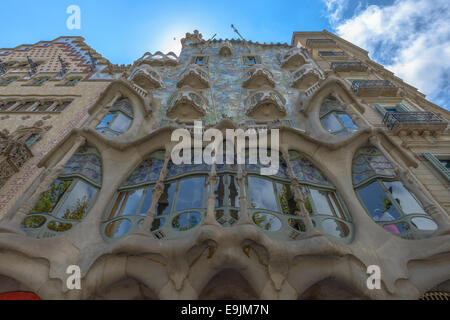 Barcellona - 16 Luglio: la facciata della Casa Battlo progettato da Antoni Gaudi su luglio 12, 2014, Barcelona, Spagna Foto Stock