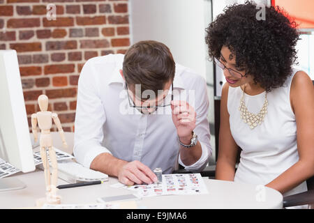 Due gli editor di foto sul posto di lavoro Foto Stock