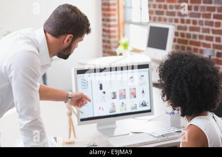 Due gli editor di foto sul posto di lavoro Foto Stock