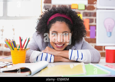 Ritratto femminile di interior designer presso la scrivania Foto Stock
