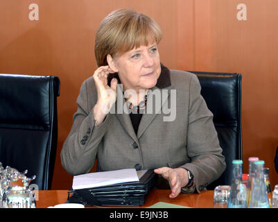 Berlino, Germania. 29 ott 2014. Il cancelliere tedesco Angela Merkel conduce la riunione di gabinetto presso la cancelleria di Berlino, Germania, 29 ottobre 2014. Credito: dpa picture alliance/Alamy Live News Foto Stock