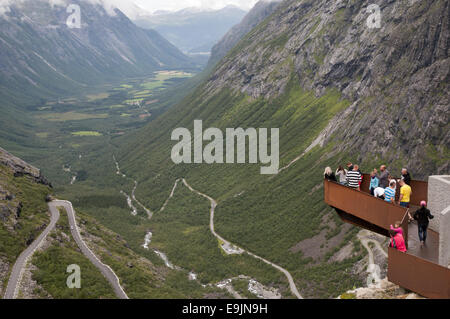 Vista sulla valle Isterdalen e la famosa Trollstigen road, Norvegia Foto Stock