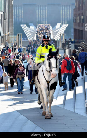 Londra, Inghilterra, Regno Unito. La folla che attraversa il Millennium Bridge, visto da San Paolo a guardare verso la Tate Modern Gallery. Montato pol Foto Stock