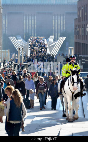 Londra, Inghilterra, Regno Unito. La folla che attraversa il Millennium Bridge, visto da San Paolo a guardare verso la Tate Modern Gallery. Montato pol Foto Stock