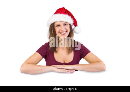 Festive brunette appoggiata sul poster di grandi dimensioni Foto Stock