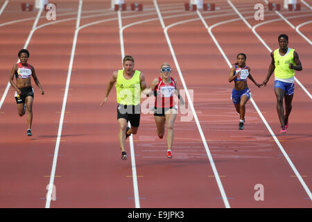 Tracey Hinton e guida Steffan Hughes (Galles) in atletica nelle manche della womens Para-Sport 100m T11 / T12 race Foto Stock