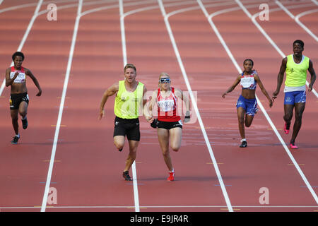 Tracey Hinton e guida Steffan Hughes (Galles) in atletica nelle manche della womens Para-Sport 100m T11 / T12 race Foto Stock