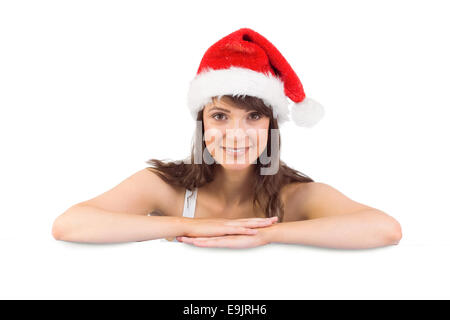 Festive brunette appoggiata sul poster di grandi dimensioni Foto Stock