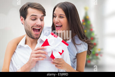 Immagine composita della donna sorprendente fidanzato con dono Foto Stock