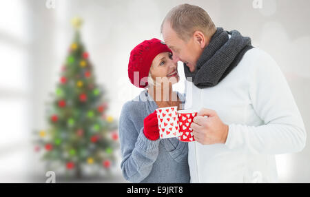 Immagine composita della coppia matura azienda tazze Foto Stock