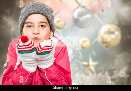 Immagine composita di avvolto bambina soffiare via le mani Foto Stock