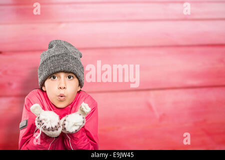 Immagine composita di avvolto bambina soffiare via le mani Foto Stock