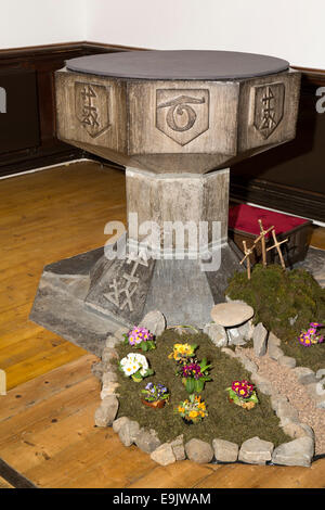 Regno Unito, County Durham, Barnard Castle, Chiesa di Santa Maria, ottagonale fonte battesimale in pietra con insoliti guild segna Foto Stock