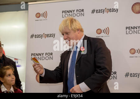 Londra, Regno Unito. 29 ott 2014. Il sindaco Boris Johnson lancia "Penny per Londra' con i ragazzi della scuola media locale. Credito: Guy Corbishley/Alamy Live News Foto Stock