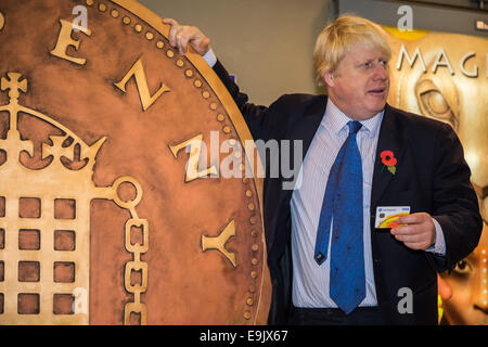 Londra, Regno Unito. 29 ott 2014. Il sindaco Boris Johnson lancia "Penny per Londra' con i ragazzi della scuola media locale. Credito: Guy Corbishley/Alamy Live News Foto Stock