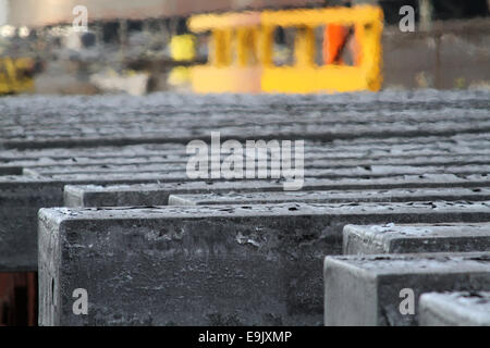 Hot di barre di acciaio dalla macchina di colata continua sulla banca di raffreddamento. Foto Stock