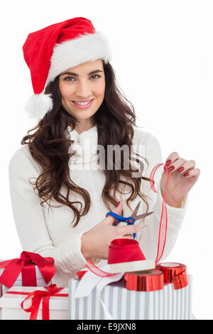 Sorridente brunette in santa hat doni di imballaggio Foto Stock