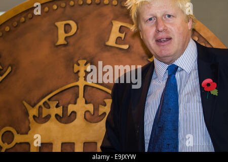 Londra, Regno Unito. 29 ott 2014. Il sindaco Boris Johnson lancia "Penny per Londra' con i ragazzi della scuola media locale. Credito: Guy Corbishley/Alamy Live News Foto Stock