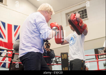 Newham, Londra, Regno Unito. Il 28 ottobre 2014. Boris Johnson visiti una sessione di formazione alla lotta per la pace Academy a Newham. Lotta per la Pace utilizza il pugilato e arti marziali combinate con educazione e sviluppo personale per realizzare il potenziale dei giovani nel quartiere a rischio di criminalità e violenza. Ha istituito per la prima volta a Rio nel 2000 da Luca Dowdney MBE, è stato replicato in Newham nel 2007. Esso si sta espandendo a livello globale e ha iniziato a rotolare fuori attraverso il Regno Unito nel maggio 2014. Credito: Lee Thomas/Alamy Live News Foto Stock