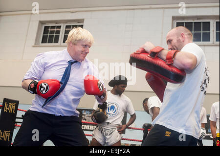 Newham, Londra, Regno Unito. Il 28 ottobre 2014. Boris Johnson visiti una sessione di formazione alla lotta per la pace Academy a Newham. Lotta per la Pace utilizza il pugilato e arti marziali combinate con educazione e sviluppo personale per realizzare il potenziale dei giovani nel quartiere a rischio di criminalità e violenza. Ha istituito per la prima volta a Rio nel 2000 da Luca Dowdney MBE, è stato replicato in Newham nel 2007. Esso si sta espandendo a livello globale e ha iniziato a rotolare fuori attraverso il Regno Unito nel maggio 2014. Credito: Lee Thomas/Alamy Live News Foto Stock