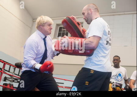 Newham, Londra, Regno Unito. Il 28 ottobre 2014. Boris Johnson visiti una sessione di formazione alla lotta per la pace Academy a Newham. Lotta per la Pace utilizza il pugilato e arti marziali combinate con educazione e sviluppo personale per realizzare il potenziale dei giovani nel quartiere a rischio di criminalità e violenza. Ha istituito per la prima volta a Rio nel 2000 da Luca Dowdney MBE, è stato replicato in Newham nel 2007. Esso si sta espandendo a livello globale e ha iniziato a rotolare fuori attraverso il Regno Unito nel maggio 2014. Credito: Lee Thomas/Alamy Live News Foto Stock