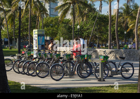 DECOBIKE STAZIONE DI NOLEGGIO LUMMUS PARK SOUTH BEACH MIAMI BEACH FLORIDA USA Foto Stock