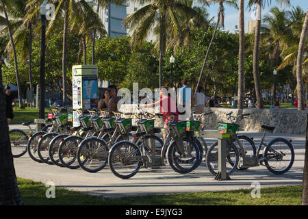 DECOBIKE STAZIONE DI NOLEGGIO LUMMUS PARK SOUTH BEACH MIAMI BEACH FLORIDA USA Foto Stock