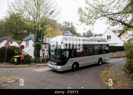 Amburgo, Germania. 29 ott 2014. Un bus elettrico guidando attraverso Blankenese di Amburgo, Germania, 29 ottobre 2014. Il bus Hamburg-Hosltein azienda ha messo il loro primo motore elettrico alimentato da bus in servizio. Credito: dpa picture alliance/Alamy Live News Foto Stock