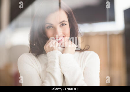 Bruna in lana bianca ponendo a ponticello Foto Stock