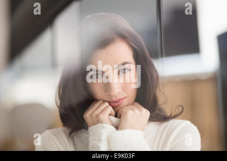 Bruna in lana bianca il ponticello sorridente in telecamera Foto Stock