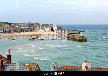 Una vista sui tetti di St Ives Harbour Cornwall Inghilterra Regno Unito Foto Stock