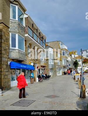 Fronte mare a piedi in St Ives Cornwall Inghilterra Regno Unito Foto Stock