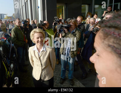 Berlino, Germania. 29 ott 2014. Il Ministro della Difesa tedesco, Ursula von der Leyen sorridente in un allarme incendio durante la sua conferenza stampa sull'esercito tedesco (Bundeswehr) Campagna di reclutamento a livello federale conferenza stampa a Berlino (Germania), 29 ottobre 2014. Credito: dpa picture alliance/Alamy Live News Foto Stock