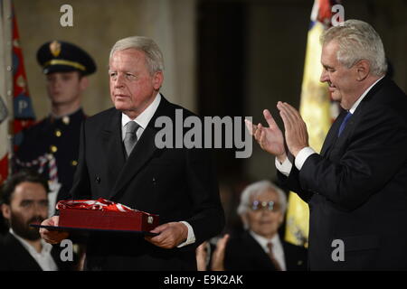 Praga, Repubblica Ceca. 28 ott 2014. Il presidente ceco Zeman (a destra) ha conferito all'ordine del Leone bianco, la più alta dello stato Ceco award, sull'ex cancelliere austriaco Franz Vranitzky in occasione di una cerimonia che si terrà presso il Castello di Praga oggi, martedì 28 ottobre 2014. Vranitzky sono state decorate per il suo eccezionale contributo a beneficio della Repubblica ceca. Credito: CTK/Alamy Live News Foto Stock