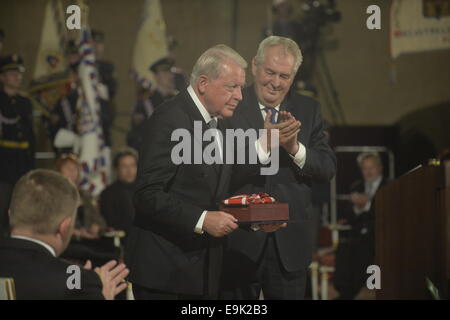 Praga, Repubblica Ceca. 28 ott 2014. Il presidente ceco Zeman (a destra) ha conferito all'ordine del Leone bianco, la più alta dello stato Ceco award, sull'ex cancelliere austriaco Franz Vranitzky in occasione di una cerimonia che si terrà presso il Castello di Praga oggi, martedì 28 ottobre 2014. Vranitzky sono state decorate per il suo eccezionale contributo a beneficio della Repubblica ceca. Credito: CTK/Alamy Live News Foto Stock