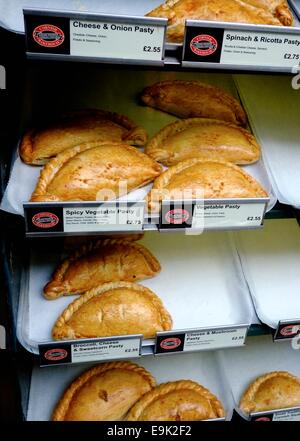 Tradizionale cornish pasties sul display in un negozio finestra St Ives Cornwall Inghilterra Regno Unito Foto Stock