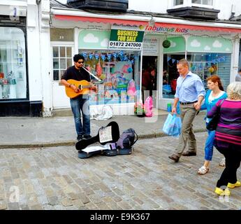 Un suonatore ambulante di eseguire in St ives Cornwall Inghilterra Regno Unito Foto Stock