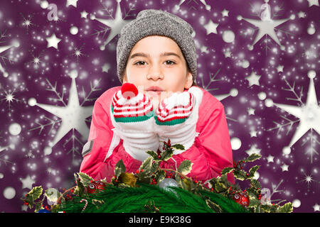 Immagine composita di avvolto bambina soffiare via le mani Foto Stock