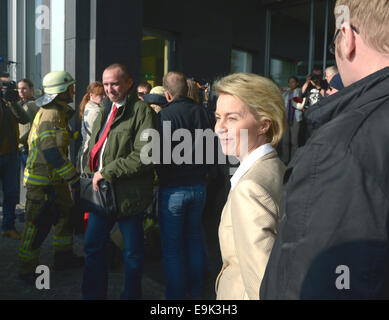 Berlino, Germania. 29 ott 2014. Il Ministro della Difesa tedesco, Ursula von der Leyen circondato dai giornalisti a un allarme incendio durante la sua conferenza stampa sull'esercito tedesco (Bundeswehr) Campagna di reclutamento a livello federale conferenza stampa a Berlino (Germania), 29 ottobre 2014. Credito: dpa picture alliance/Alamy Live News Foto Stock