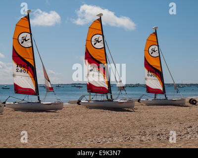 Piccolo catermarans con vele sollevata sulla spiaggia Plage des dames, Noirmoutier-en-l'Île, noirmoutier Foto Stock