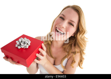 Ritratto di una donna felice ricevere un presente Foto Stock