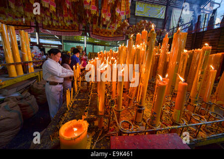 Accendendo candele per merito e buona fortuna per il Festival vegetariano a Bangkok, in Thailandia Foto Stock