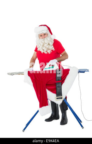 Babbo Natale a stirare la sua giacca Foto Stock