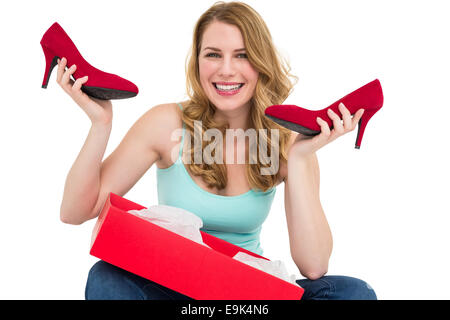 Donna sorridente tenendo le sue nuove scarpe Foto Stock