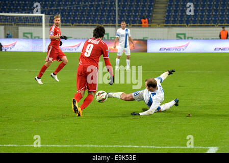 Zozulya romana è in calo e colpisce la palla durante il match tra FC Dnipro e FC Volyn Stadium Dnipro-Arena, Ucraina Cup Foto Stock