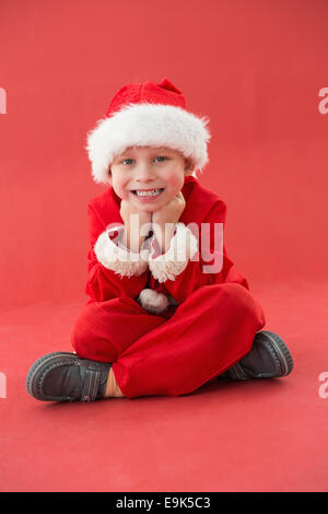 Carino piccolo ragazzo in costume di santa Foto Stock