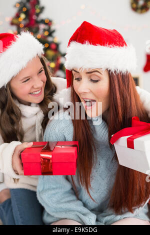 Festive madre e figlia lo scambio di doni Foto Stock