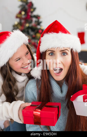 Festive madre e figlia lo scambio di doni Foto Stock